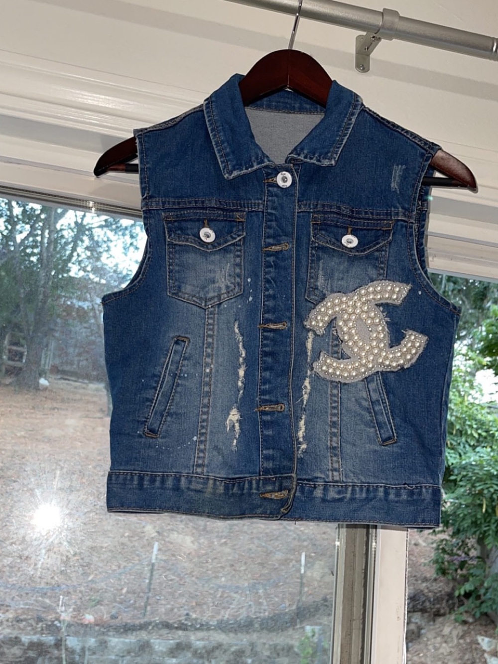 Denim Pearl-Embellished Sleeveless Jacket🐰❤️